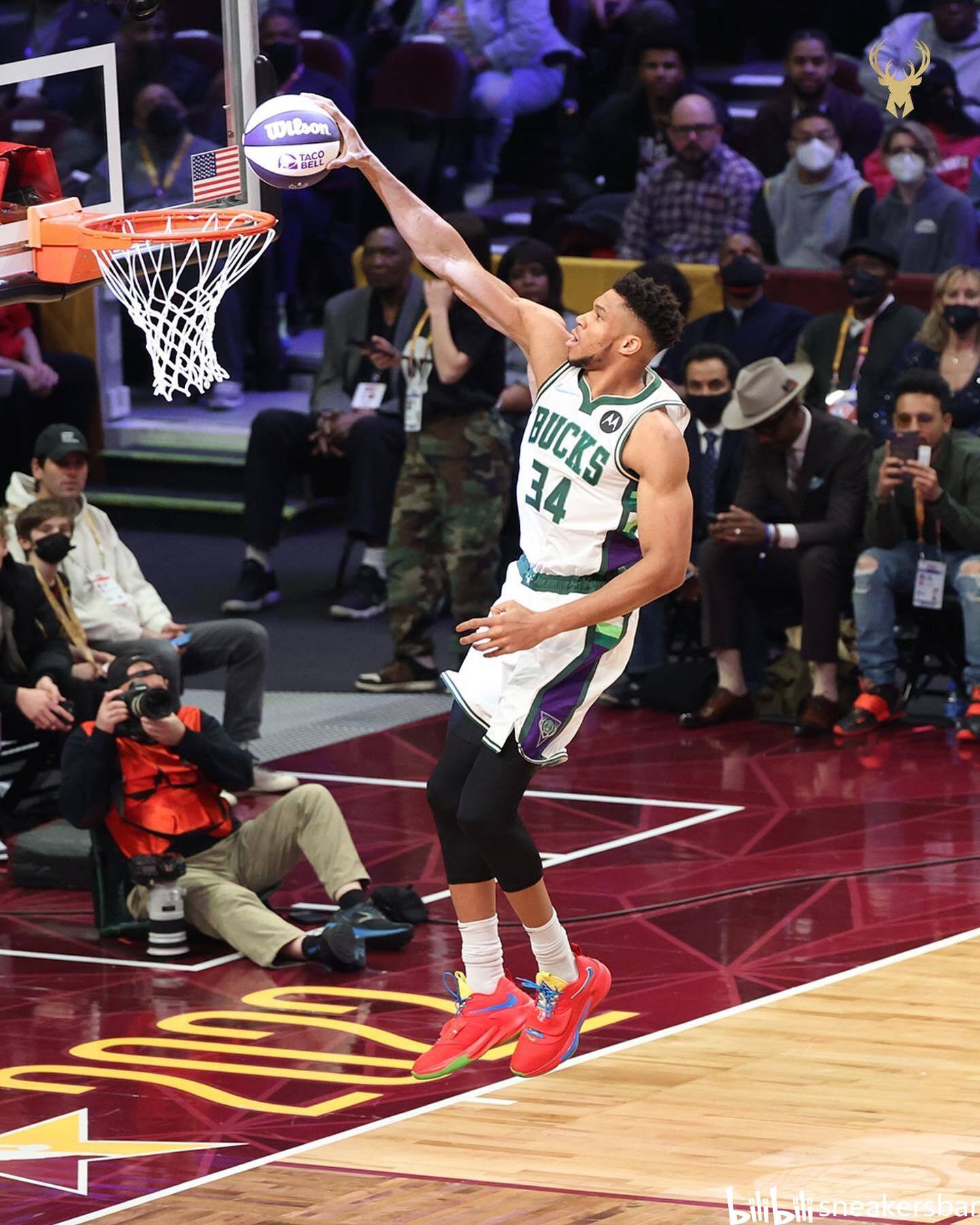 记者：孔蒂和那不勒斯的关系依然紧张，后者已经接触莫塔（记者称孔蒂与那不勒斯关系仍紧张，球队已接洽莫塔）