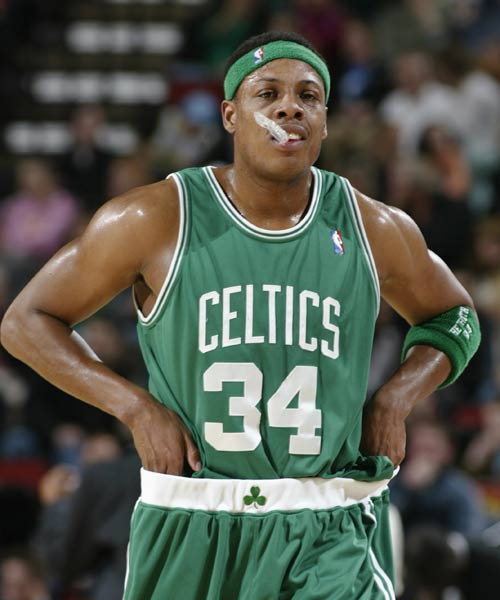 青训小将破门后被队友高高举起（青训新星破门后被队友举起庆祝）