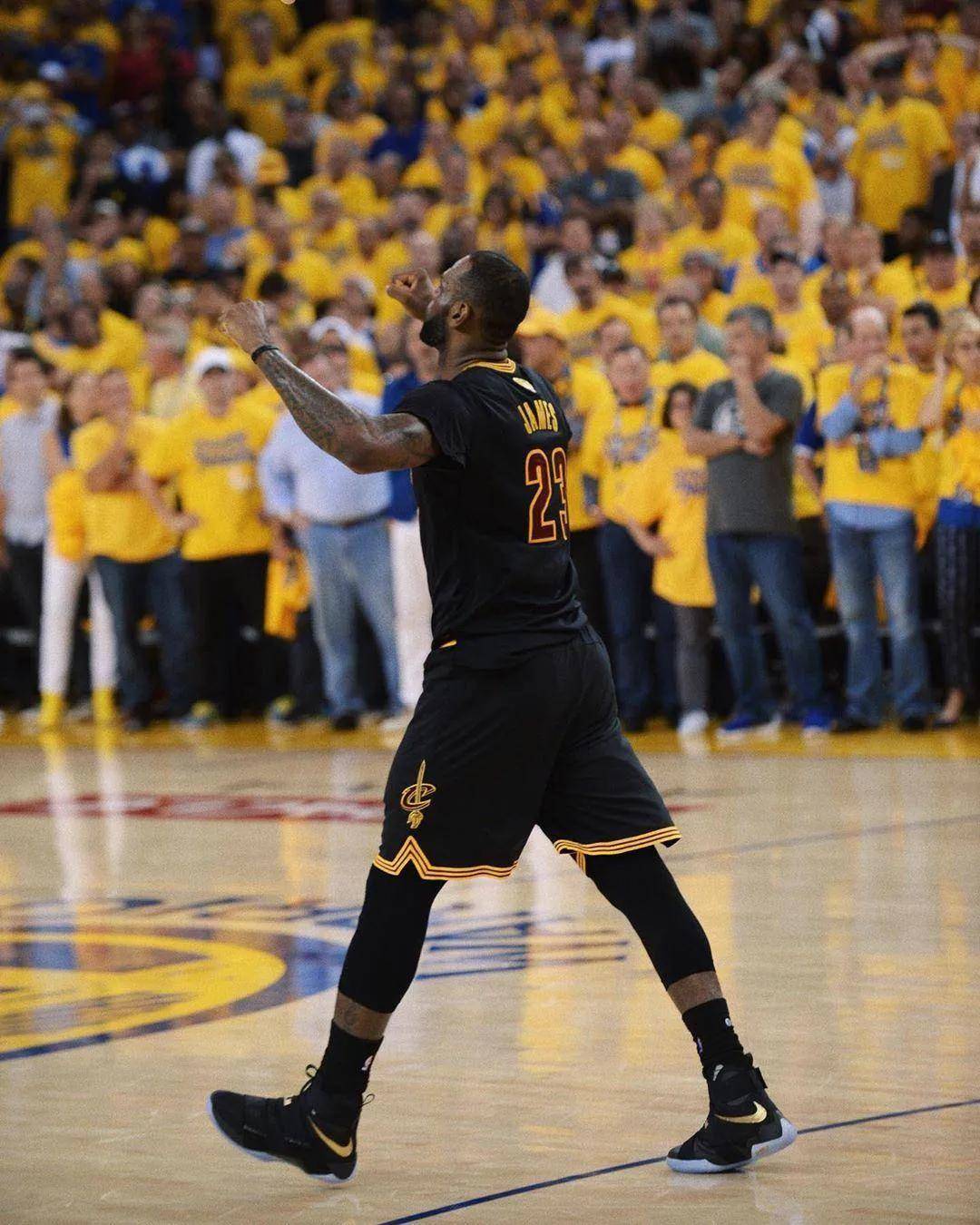 青训小将破门后被队友高高举起（青训新星破门后被队友举起庆祝）