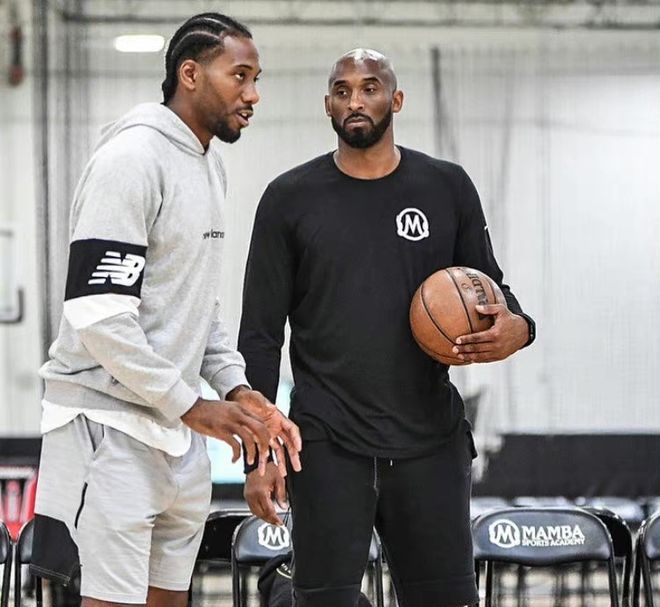 每体：卡萨多在与巴萨进行续约谈判，但他的顺位已经下降（每体：卡萨多与巴萨续约谈判进行中，但其队内顺位已下滑）