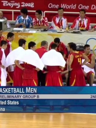 切尔西球迷在看台高唱：拉明-亚马尔，你就是一坨＊（切尔西球迷看台高唱不雅口号，嘲讽拉明-亚马尔）