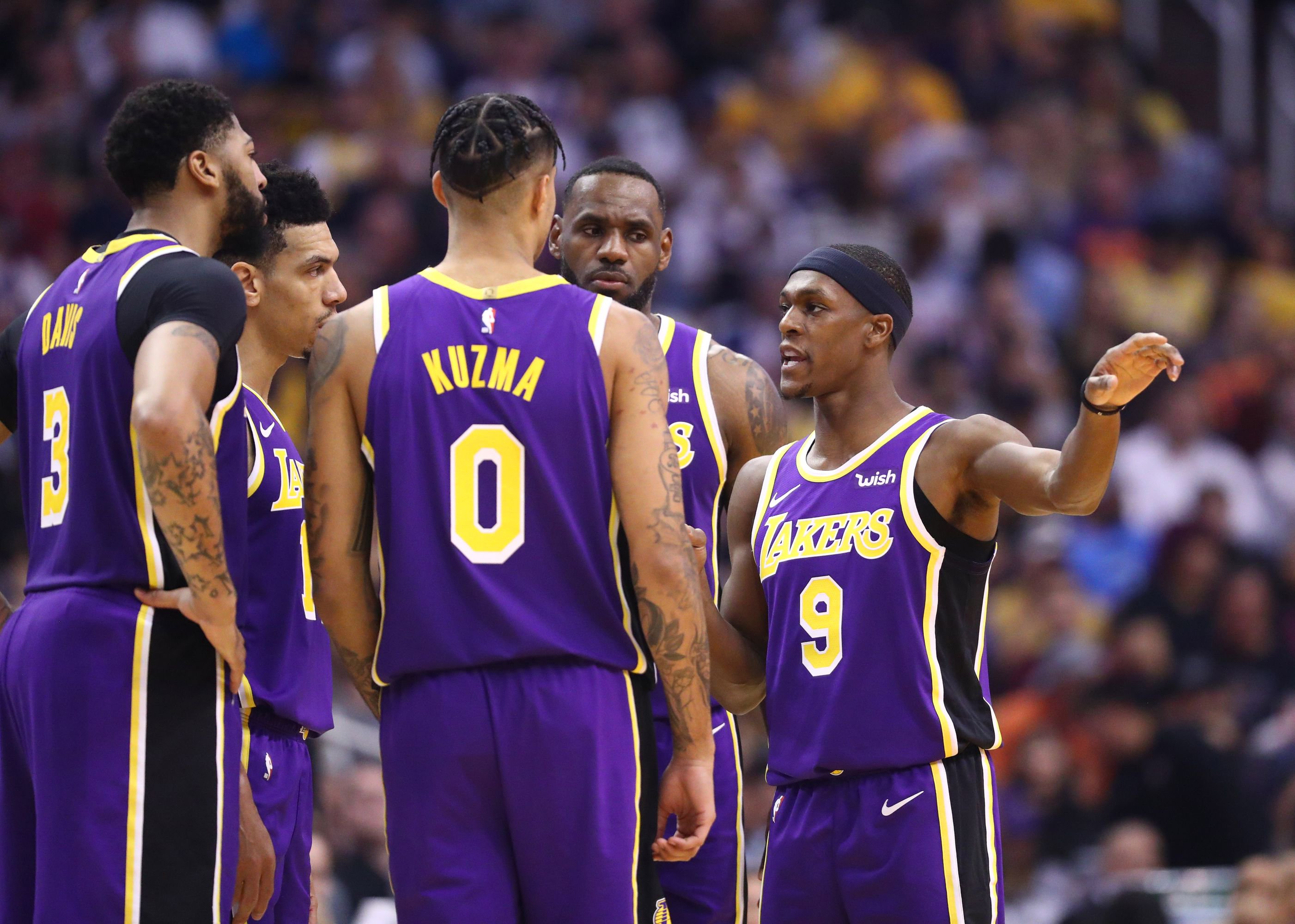 中超赛场争议判罚：VAR判罚引发热议,（中超赛场再起争议，VAR判定引发热议）