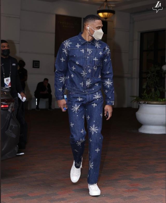 脚后跟停球+倒钩解围，阿拉伯杯上阿尔及利亚一后卫防守尽显球技（阿尔及利亚后卫阿拉伯杯秀防守：脚后跟停球+倒钩解围）